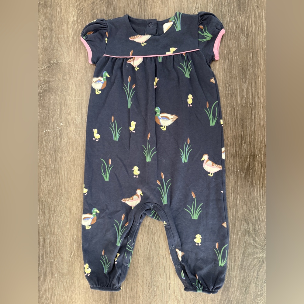 🦆 TBBC Penny’s Playsuit Montgomery Mallard 12-18 mos EUC